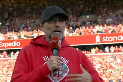 دموع اللاعبين ورسالة شكر واحتفال شهير.. وداع مؤثر لكلوب في أنفيلد